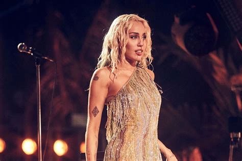 Miley Cyrus Spectacular Bikini Pose To Celebrate Her Record Breaking